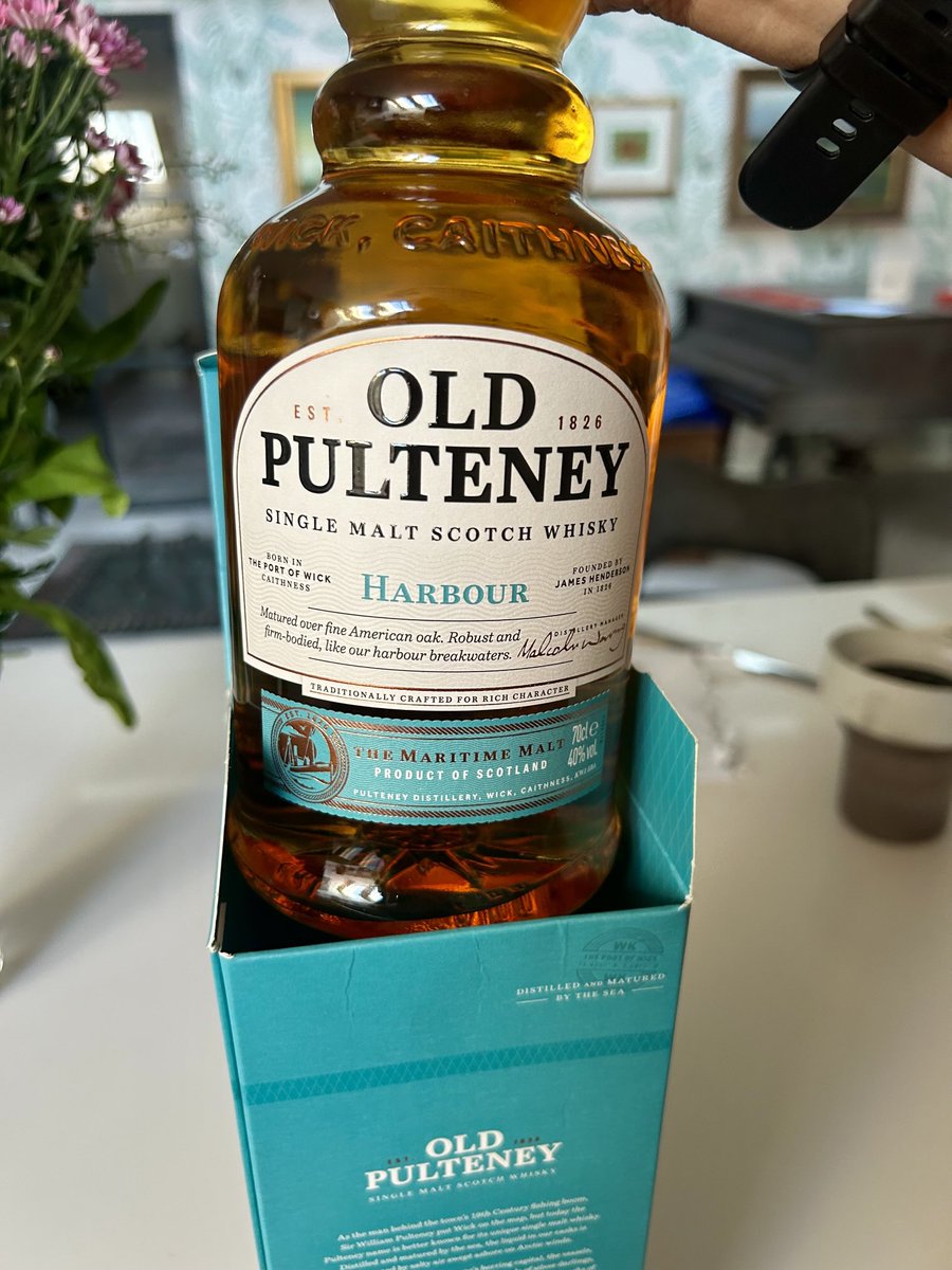 RogerHelmerMEP's tweet image. Great whisky.  Old Pulteney.  In Reform colours.