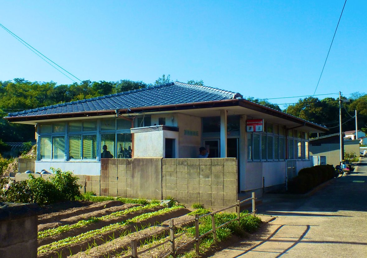 Japonya’nın Güneyinde Bir Postane var. Kimseye Gitmeyen Mektuplar oraya atılıyor..

Japonya’nın güneyindeki küçük ve sessiz bir ada olan Awashima’da çok özel bir posta kutusu bulunur. 

Adı: “Denize Mektup Kutusu” (海へのポスト / Umi e no Posuto).

Bu posta kutusuna insanlar