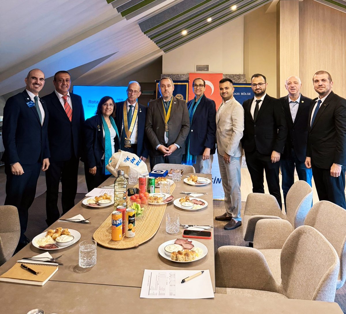 Guvernör ziyaretimiz başarılı şekilde tamamlanmıştır...
Guvernörümüz Fuat YALÇIN ve değerli eşleri Tülin hanım Guvernör yardımcımız Ergün OKAY ve Dönem sekreterimiz Nuray ASLAN nın katılımlarıyla gerçekleştirdiğimiz toplantımızda üyelerimizle bir araya geldik.