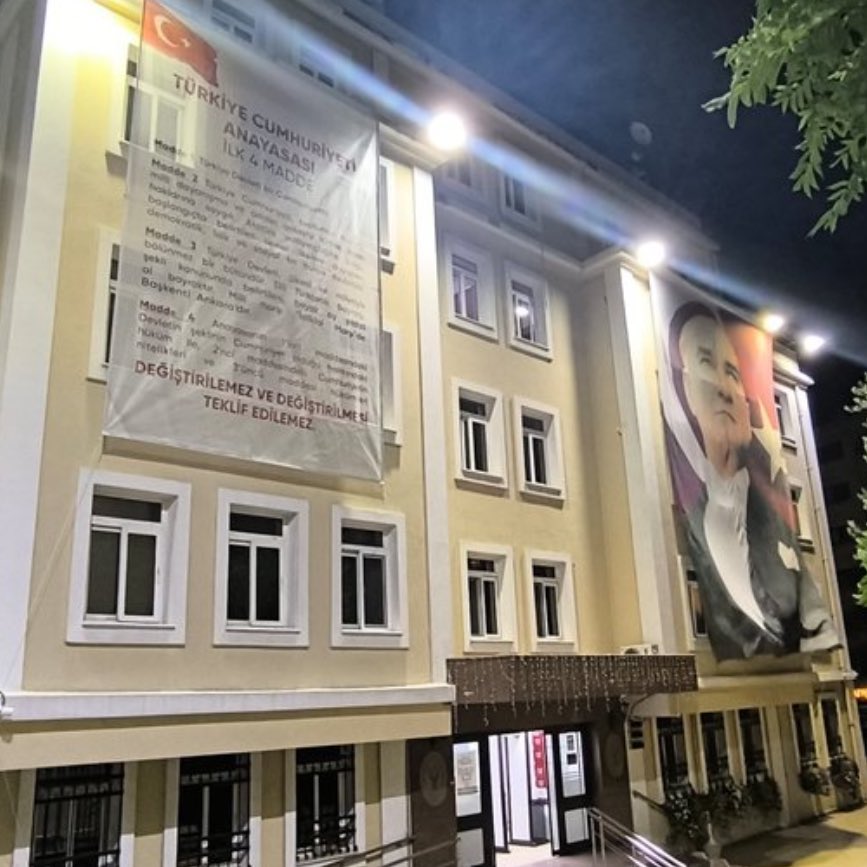 #SONDAKİKA Bornova Belediyesi, belediye binasına Anayasanın ilk 4 maddesini astırdı.