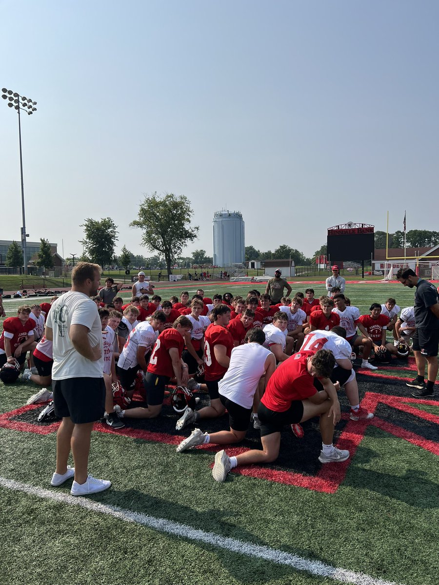 HCRedDevilFB's tweet image. Great day to have Super Bowl champion and Red Devil Alum Brian Allen stop by practice. Thank you for sharing with the group what it means to be a Red Devil! #ItsAGreatDaytobeaRedDevil