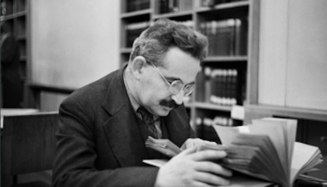 «El cronista que narra els esdeveniments sense distingir entre grans i petits té en compte una gran veritat: que res del que ha tingut lloc en el passat no s’ha de considerar perdut per a la Història.»
Walter Benjamin 1892-1940 · CXXXIII aniversari
via <a href="/Rodamots/">Rodamots</a> la frase del dia