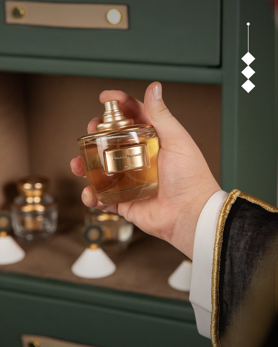 ميدنايت باتشولي.. عبق مخملي يجمع فخامة الباتشولي و جاذبية الأزهار الناعمة

#أخشاب 
#عود #بخور