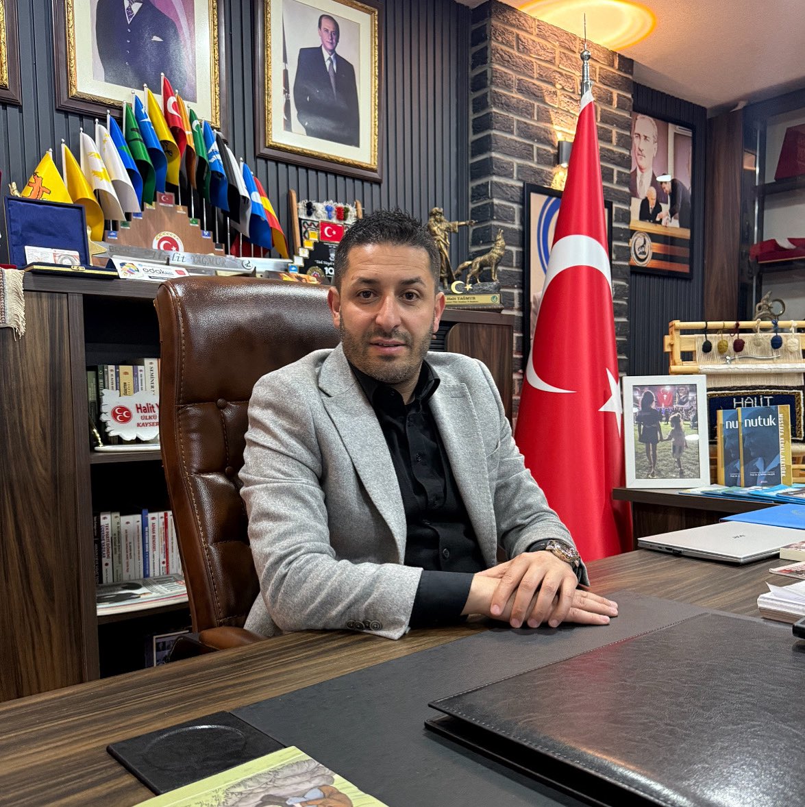 Kayseri’de son zamanlarda sosyal medya üzerinden türeyen bir güruh, kendini sözde milliyetçi ilan edip, klavye başında vatan kurtardığını sanarak ülkücülüğü, bizim milliyetçiliğimizi sorgulama cüretinde bulunmaktadır.
Bu densizlere açıkça söylüyoruz:
Bizim milliyetçiliğimizi