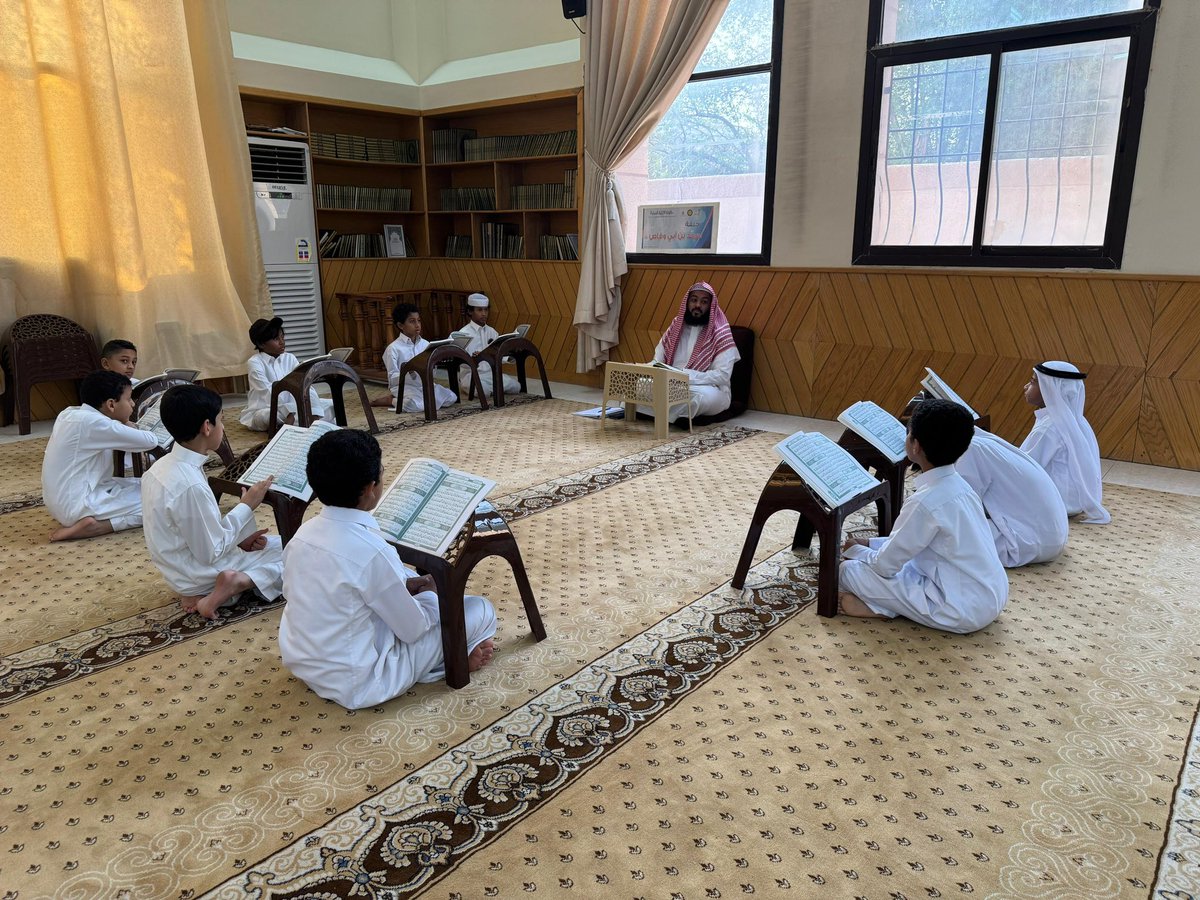 quranahsa's tweet photo. ضمن الجولات الميدانية، قام المدير التنفيذي للجمعية الخيرية لتحفيظ القرآن الكريم بالأحساء د. سليمان الحصين اليوم الإثنين 14 يوليو 2025م، بزيارة لحلقات زيد بن حارثة – رضي الله عنه – بجامع المقهوي في المبرز بالتنسيق  من قسم الاتصال والشراكات حيث اطّلع على أهداف الحلقة واستمع لنماذج من تلاوات الطلاب
وكان في استقباله الشيخ محمد بن سالم المقهوي المشرف على الحلقات