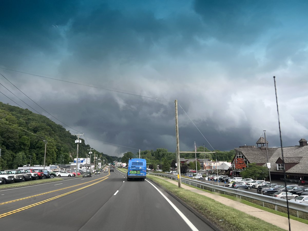 Danbury_WX's tweet image. We’ve got issues in Northern Fairfield County right now torrential rainfall is being reported with these storms! FLASH FLOOD WARNING in effect.