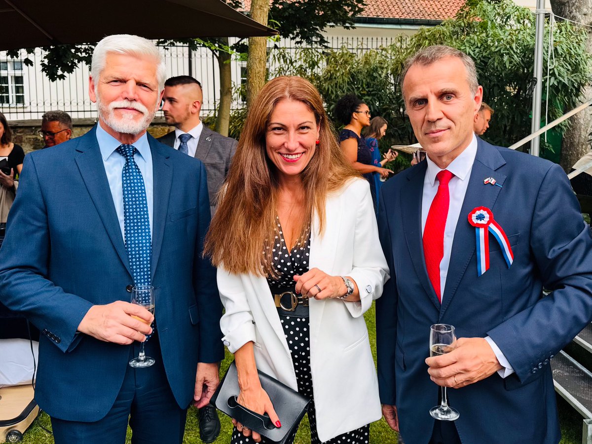 eva_decroix's tweet image. Francouzský státní svátek na @France_CZ
v duchu 🇨🇿 & 🇫🇷 partnerství a přátelství.
Gratulace oběma řečníkům, panu prezidentovi @prezidentpavel
i panu velvyslanci @stephanecrouzat
za skvělé proslovy. Od Cimrmana po Paris Saint Germain 😁
A ohromná radost ze skvělých…