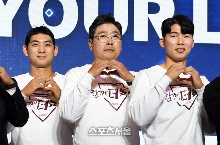 DanielKimW's tweet image. While his former players (Hyeseong Kim, Jung-hoo Lee and Ha-seong Kim) are flourishing in #MLB, Won-ki Hong became 2nd #KBO manager to get fired this season. Hong leaves w/ 293-359 record in 5 seasons.