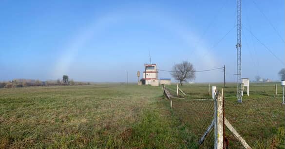 ¿Alguna vez te topaste con un arcoíris blanco? No es un truco de magia,¡es un fenómeno real!

Normalmente, un🌈tiene muchos colores vibrantes. Esto pasa cuando la luz del sol atraviesa gotas de lluvia grandes que actúan como pequeños prismas, separando la luz en todos sus colores