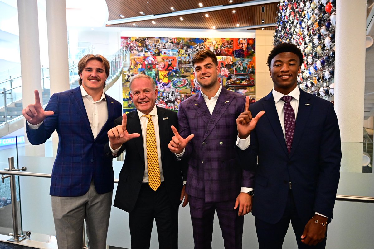 CoachBrianKelly's tweet image. Our guys represented LSU well at SEC Media Day! I’m proud of the work they did this summer to get ready.