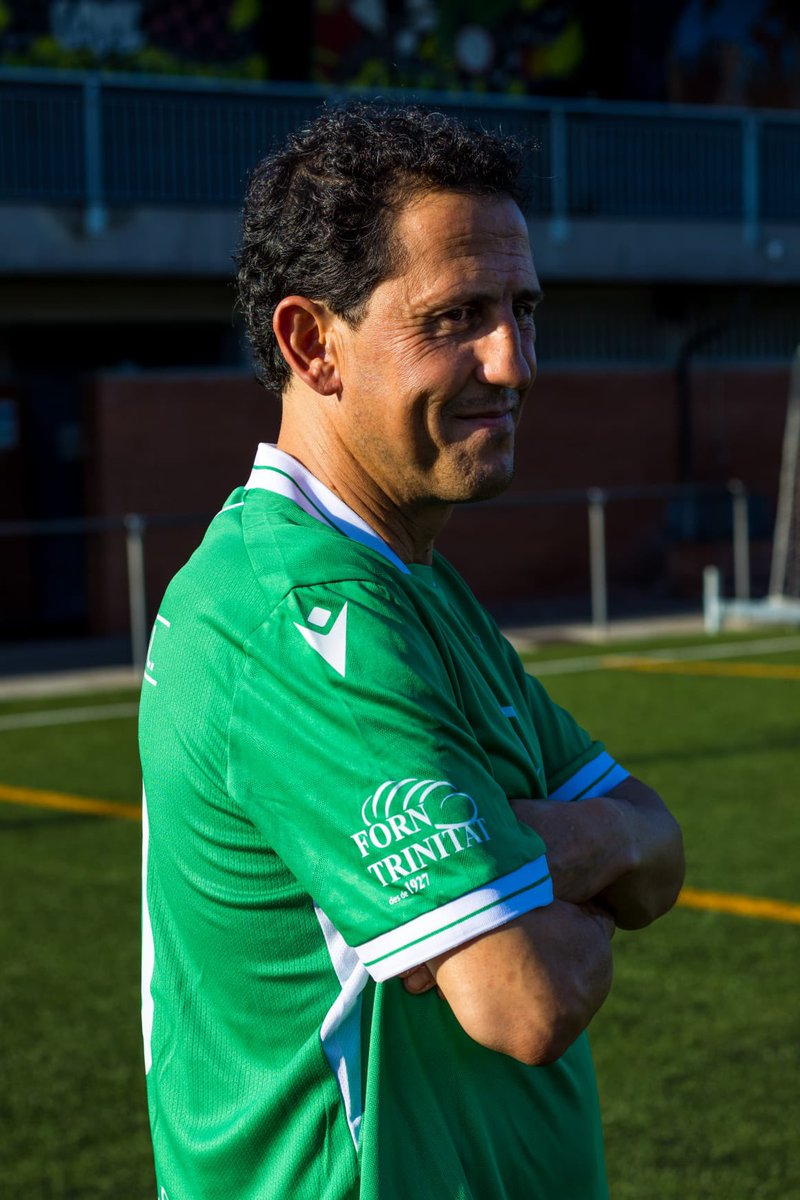 👕 𝕀𝔻𝔼ℕ𝕋𝕀𝔻𝔸𝔻, ℙ𝔸𝕊𝕀Óℕ 𝕐 𝕆ℝ𝔾𝕌𝕃𝕃𝕆.

Juanma Valle presenta nuestra primera equipación para la temporada 2025/26.

#DelMunicipalParaElBarrio💚