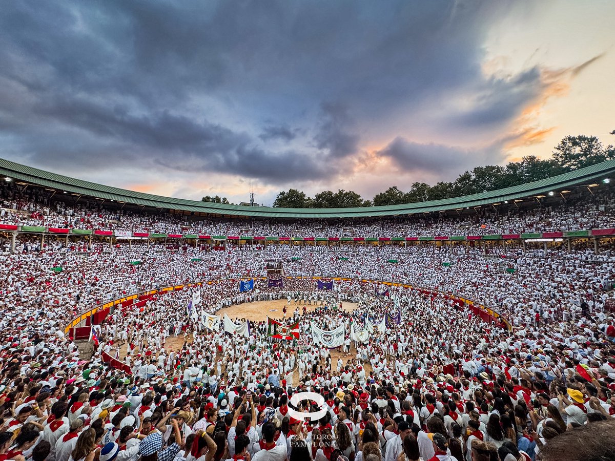 La emocionantísima 𝗗𝗲𝘀𝗽𝗲𝗱𝗶𝗱𝗮 𝗱𝗲 𝗹𝗮𝘀 𝗣𝗲𝗻̃𝗮𝘀 de la Plaza de Toros de Pamplona al finalizar el último festejo de la 𝗙𝗲𝗿𝗶𝗮 𝗱𝗲𝗹 𝗧𝗼𝗿𝗼🔻

#SanFermin