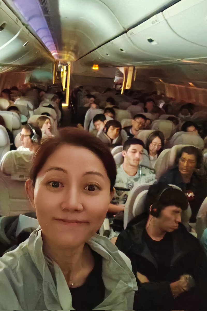 MiaoXiaojuan's tweet image. #travelogue 8 hours to #Dubai, 15 more to #Rio ✈️ Doing my best at 30,000 ft!