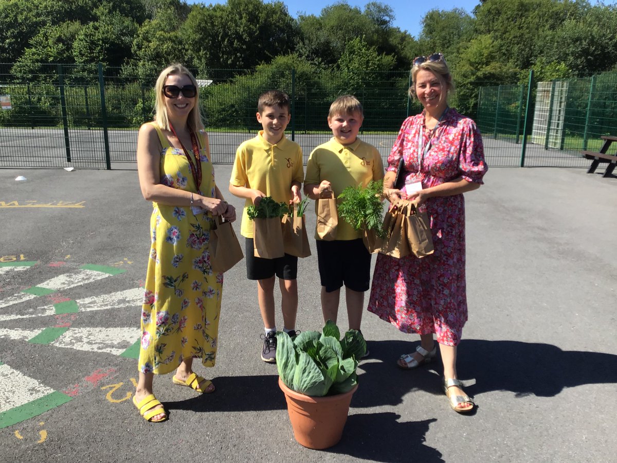 Edrychwch ar y llysiau sydd wedi dod o’r ardd! 🥦🥬🫛🥕🫑
Look at the vegetables we’ve grown in our garden!🥕🫑🥦🥬🫛