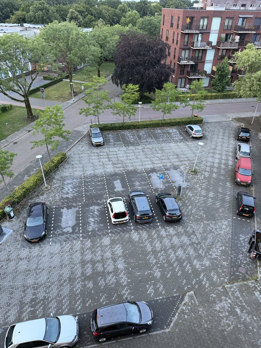 Zo wat drukte op de parkeerplaats echt nodig dat betalen. Echt belachelijk