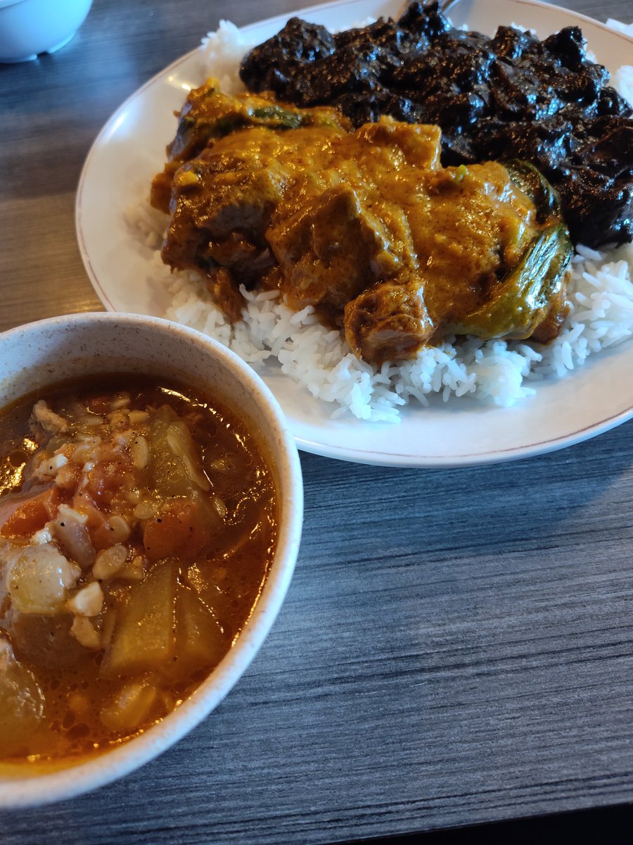 TheMRR7's tweet image. Lunch at Ruby&apos;s Fast Food in Chicago, my Overall Favorite New (to me) Restaurant of 2014 &amp;amp; my Favorite Filipino Restaurant.  I went with the 2 Ulam &amp;amp; Rice Combo with Kare Kare Beef (middle--a stew of beef, bok choy, &amp;amp; green beans in a peanut butter based sauce) &amp;amp; Dinuguan (top--a…