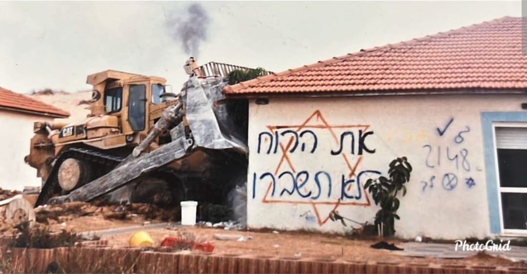 זו התמונה של הבית של שמוליק ואביטל סנדר, 
מנווה דקלים 
ב-2005
ממנו פונה כתינוק הבן שלהם, קצין השריון שנפצע קשה היום.