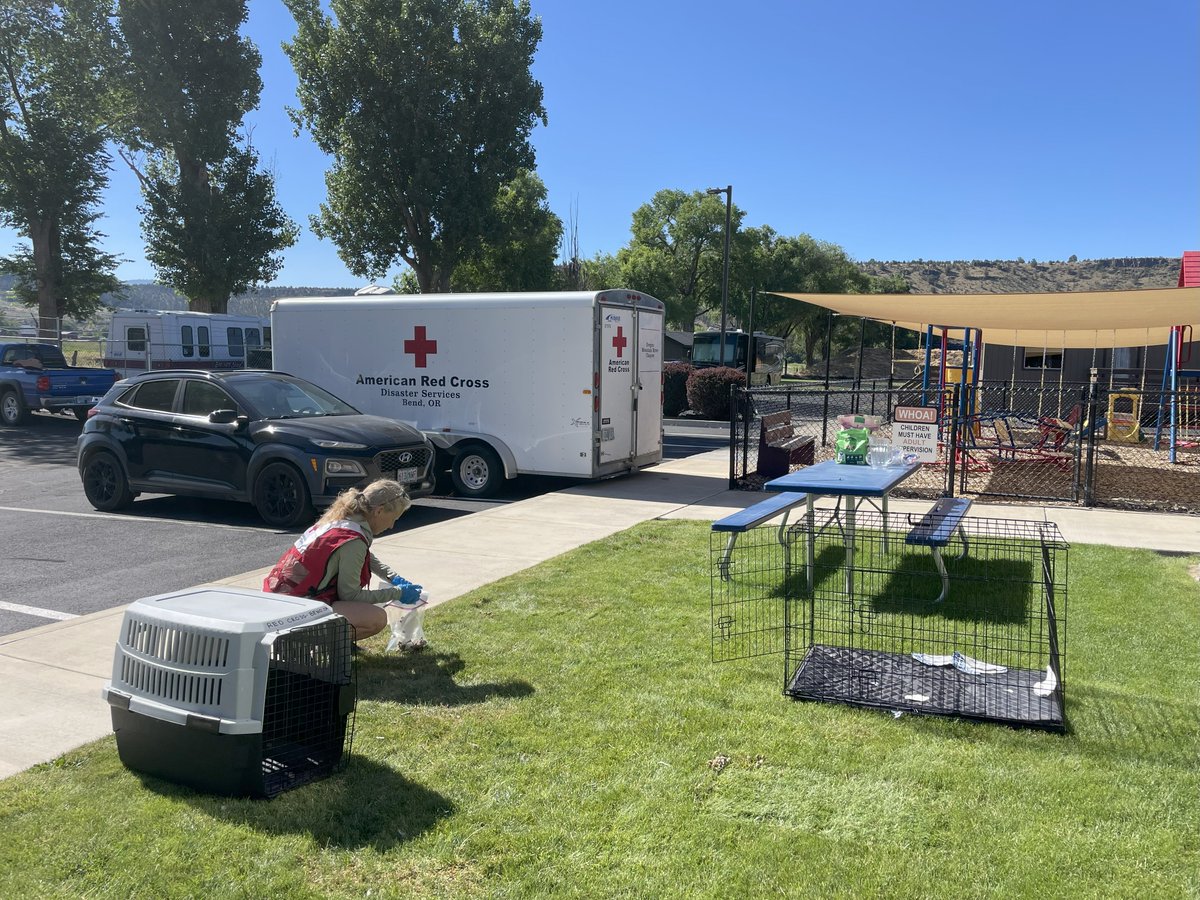 RedCrossCasc's tweet image. Wildfires are dotting the Cascades map and we are on it. 🔥 We are actively responding to the Highland fire and have a shelter set up in Prineville for evacuees..
If other wildfires around the state increase in size and require evacuations, we have shelter standby teams ready…