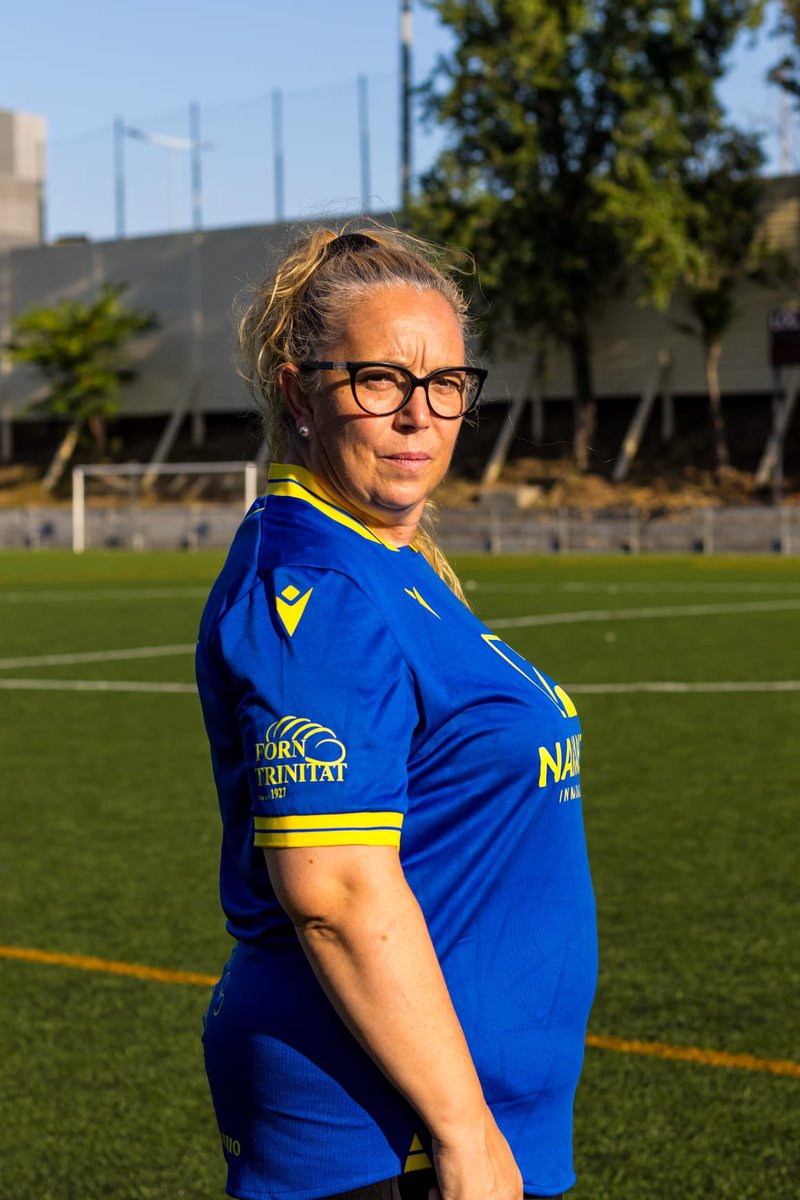 👕 𝕀𝔻𝔼ℕ𝕋𝕀𝔻𝔸𝔻, ℙ𝔸𝕊𝕀Óℕ 𝕐 𝕆ℝ𝔾𝕌𝕃𝕃𝕆.

Merche Garrido presenta nuestra primera equipación de porteros para la temporada 2025/26.

#DelMunicipalParaElBarrio💚