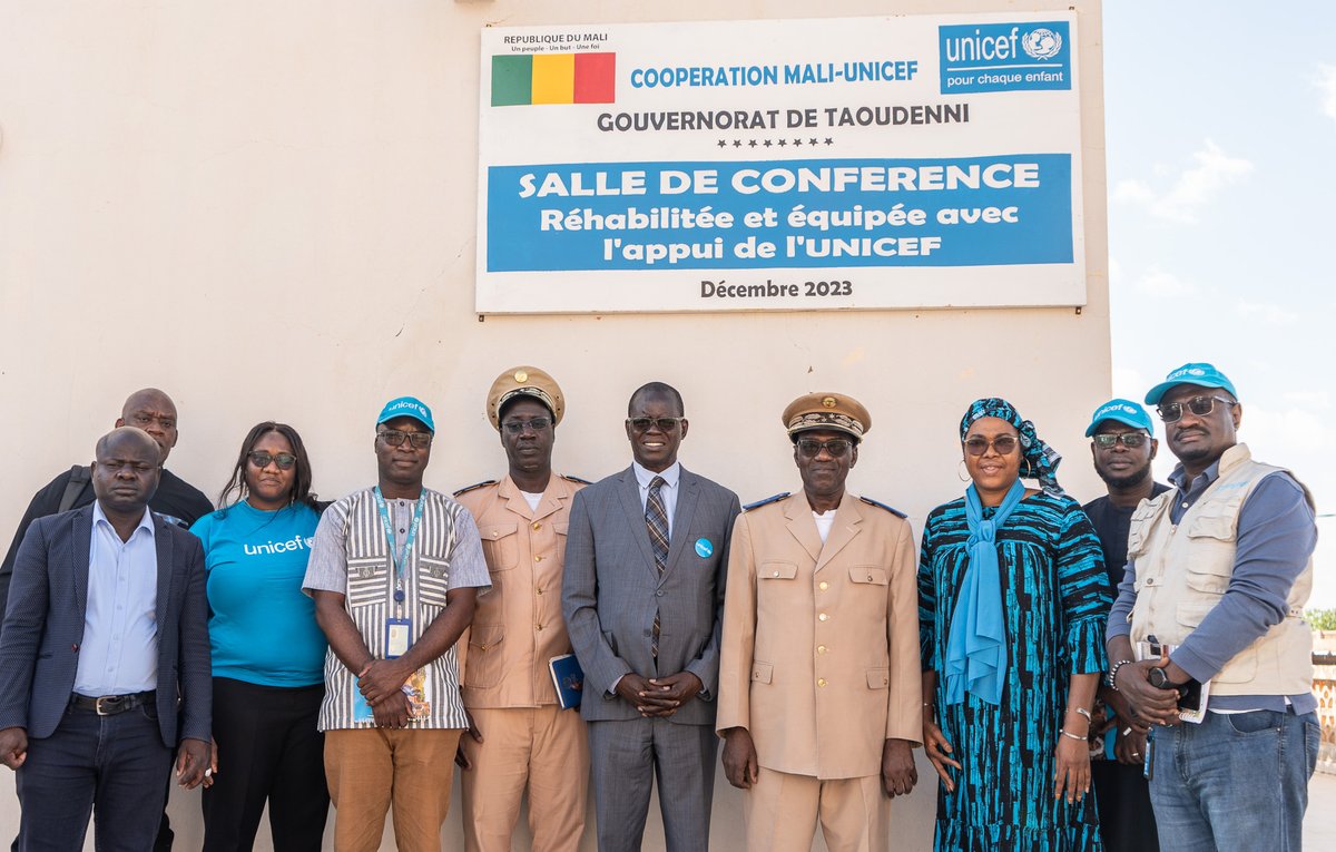 Aujourd’hui, le Représentant de l’UNICEF au Mali, Pierre Ngom, a rendu visite aux gouverneurs des régions de Tombouctou et de Taoudeni pour discuter des réalisations en cours dans le domaine de la santé, de l’éducation et de la protection des enfants, ainsi que des défis
