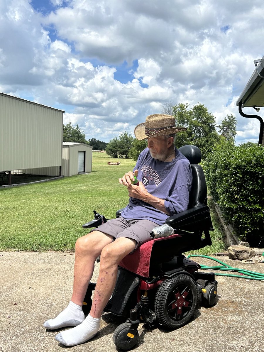 acmladytigerbb's tweet image. Hanging out with my daddy!
He's loves getting his sunshine on!! Dad giving his dog Toby some loving! #LoveMydadddy❤️❤️#Memories❤️❤️