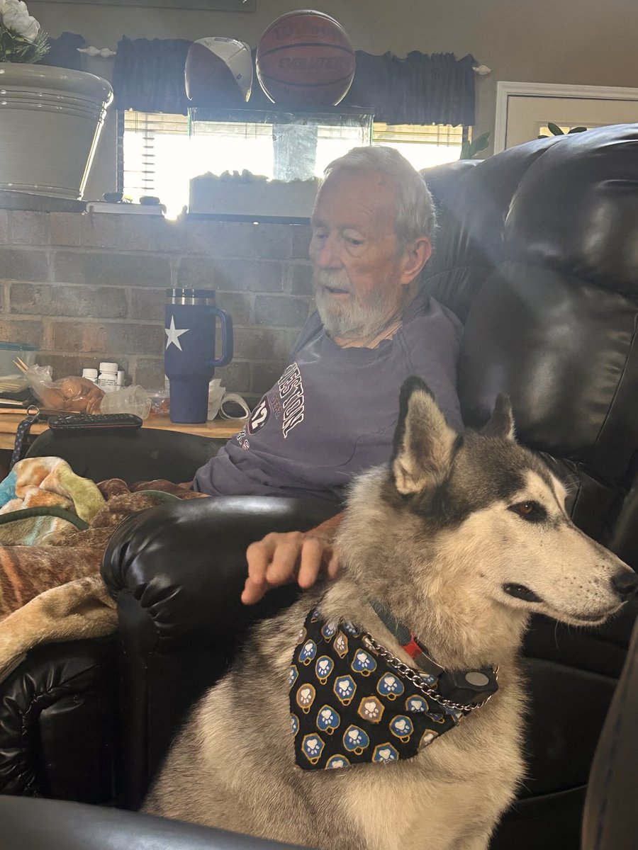 acmladytigerbb's tweet image. Hanging out with my daddy!
He's loves getting his sunshine on!! Dad giving his dog Toby some loving! #LoveMydadddy❤️❤️#Memories❤️❤️