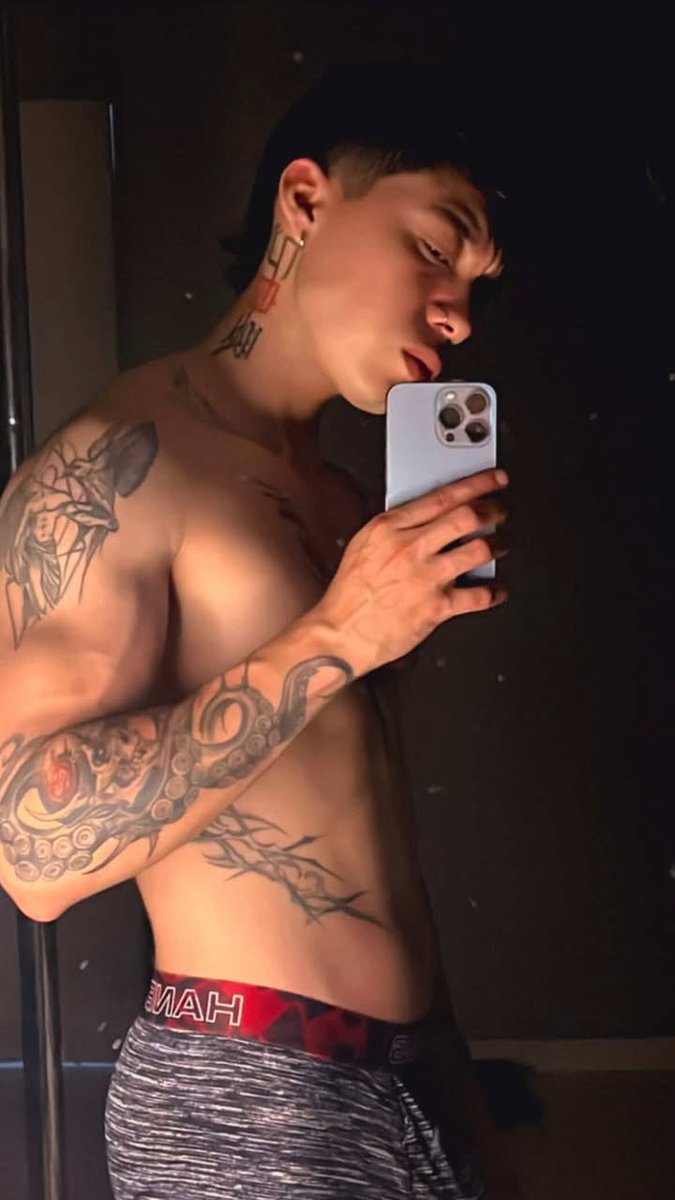 tupapiangel18's tweet photo. Echa a volar tu imaginación 🔥 y descubre todo lo que te puedo hacer 😈 #heterovergón #tatuado #vergon @RGLMXOF https://t.co/4mjPaEjV20