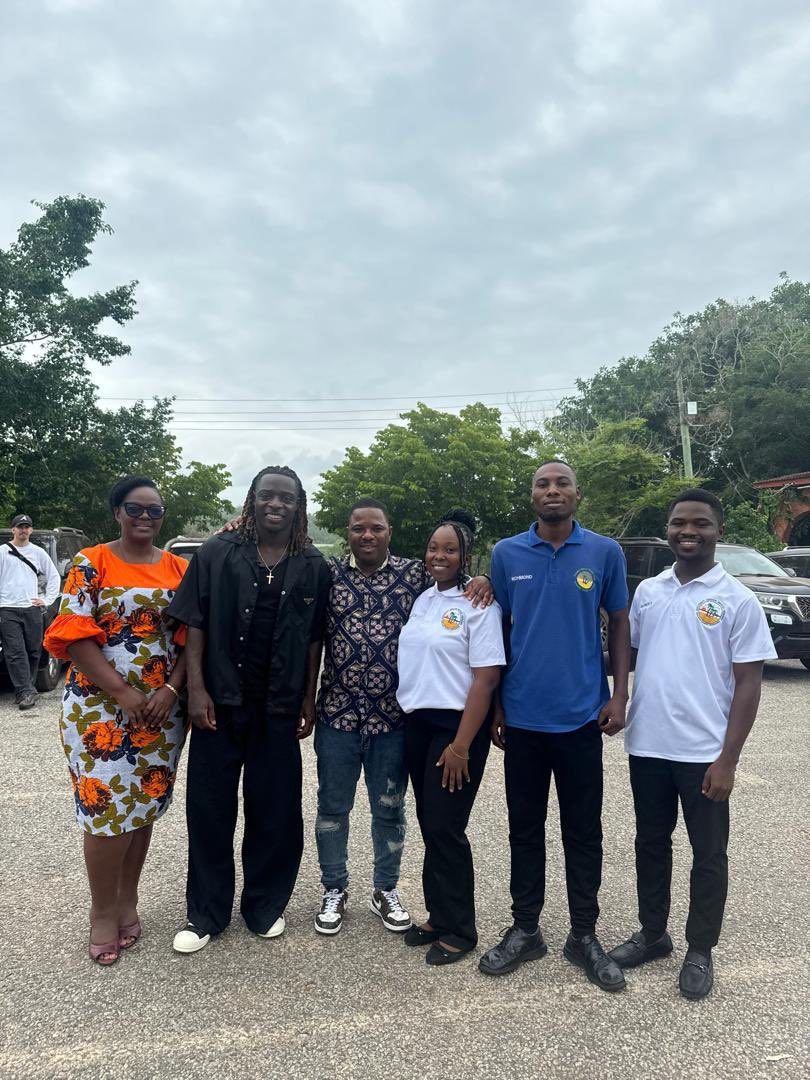 cgbr_elmina's tweet photo. With Jeremy Doku, Manchester City Football Club Star when he returned to Ghana to reconnect with his heritage and to launch charity efforts
#ManCity #jeremydoku #ChelseaFC #coldplamer https://t.co/6plCNX0zYv