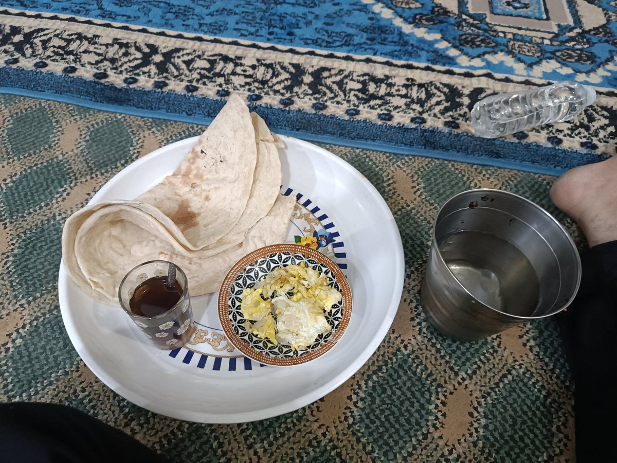 reza1371k_1's tweet image. اولین موکب رو افتتاح کردم:)))
بنده خدا از خوابش زد برام شام آورده..
#عمود_140