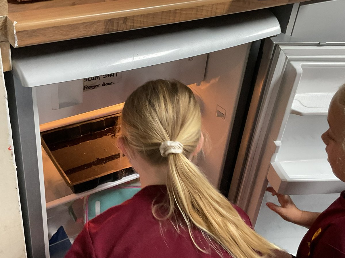 PDA_Y2's tweet image. Observing and recording the results of our cress plant investigation. Well done Year 2, lots of clear explanations as to what happened to how our seeds grew in the different conditions. 👀👍⭐️#pdascience