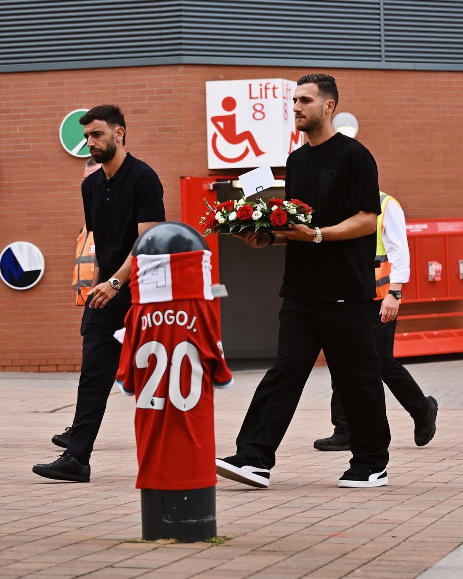 UtdPlug's tweet image. Bruno Fernandes, Diogo Dalot and Ruben Amorim have laid a tribute to Diogo Jota and Andre Silva, on behalf of all at Manchester United ❤️