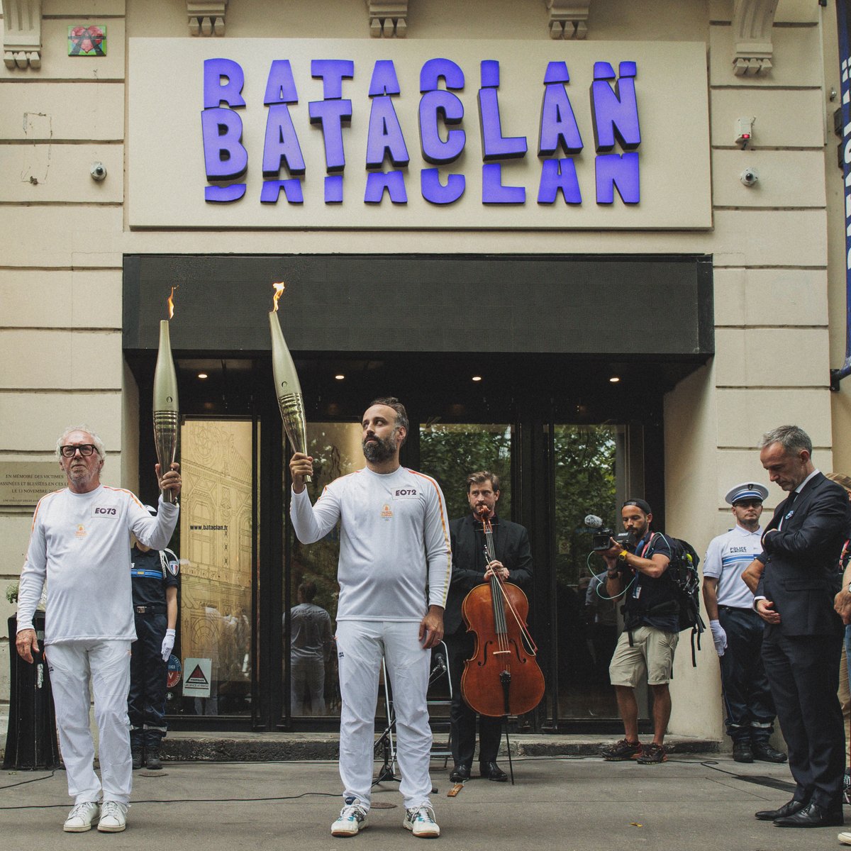 DavidFritzGoep's tweet image. Il y a un an tout juste je photographiais @Arthur_Dvx et @PhilippeDuperr2 faire le relai de la flamme olympique devant le Bataclan.
Quelques photos pour se souvenir de ce grand moment de mémoire.
@lifeforparis
@13onze15