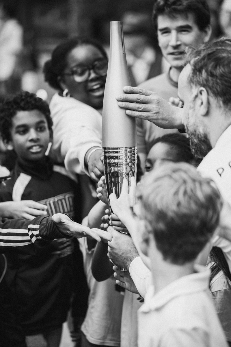 DavidFritzGoep's tweet image. Il y a un an tout juste je photographiais @Arthur_Dvx et @PhilippeDuperr2 faire le relai de la flamme olympique devant le Bataclan.
Quelques photos pour se souvenir de ce grand moment de mémoire.
@lifeforparis
@13onze15