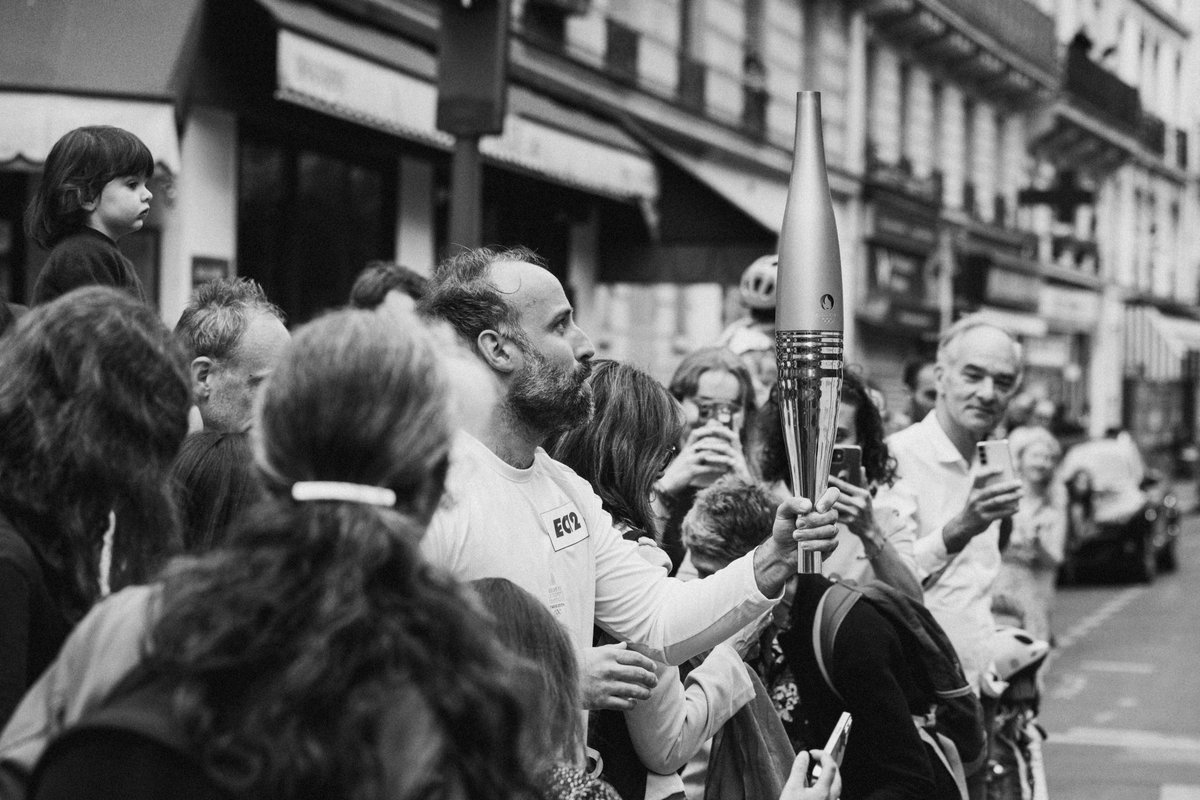 DavidFritzGoep's tweet image. Il y a un an tout juste je photographiais @Arthur_Dvx et @PhilippeDuperr2 faire le relai de la flamme olympique devant le Bataclan.
Quelques photos pour se souvenir de ce grand moment de mémoire.
@lifeforparis
@13onze15