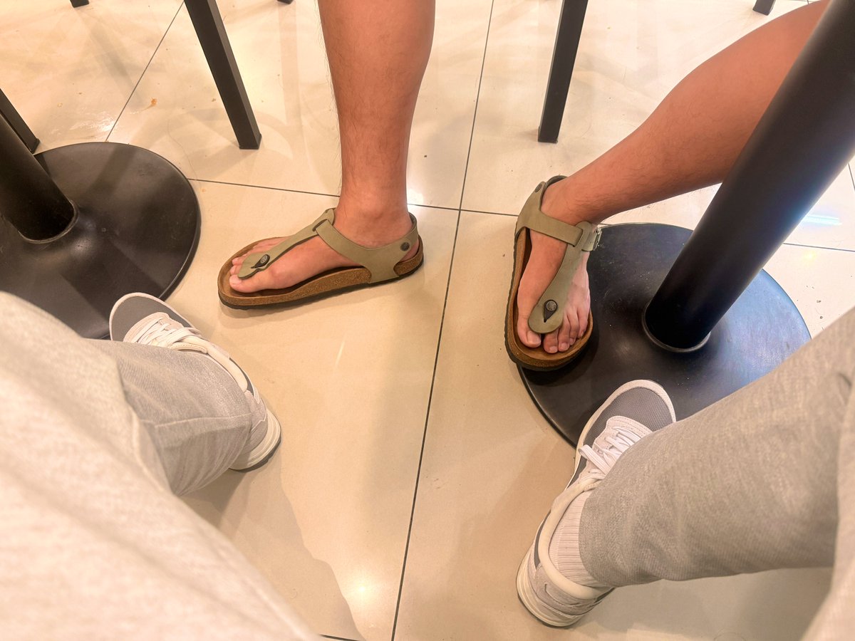 我的業務員腳太好看…
我一開始真的忍住了，但後來…

拍了一段影片，不知道你們敢不敢看😳

有膽的，敲碗 + 留一句你最想看到的畫面

如果留言破50，我就考慮釋出一點點片段。