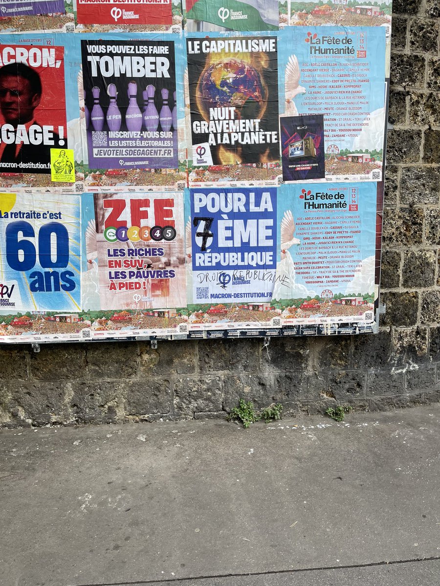 Chanacna's tweet photo. Trouvé à côté de chez moi , #LFI veut une #6émèrepublique . 
Plus en bas là #Droiterepublicaine veut une #7émèrepublique #Paris20 . La 6émè est tombée très vite ,Je crois qu’on va rester avec la #5émèrepublique . #14Juillet https://t.co/xW8yb22doq