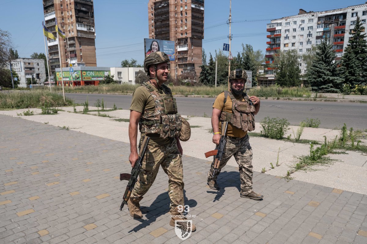 93OMBr1's tweet image. The 93rd Kholodnyi Yar Brigade’s anti-drone unit is on duty in Kostyantynivka, near roads used by our troops. Russian drones, guided by fiber-optic cables, hunt military vehicles.
With no reliable way to stop them, the only option is to shoot them down with rifles and shotguns.