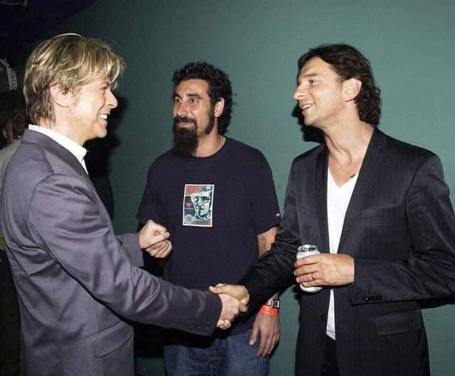 MementoM2023's tweet image. Our heroes have their heroes too.
Dave Gahan joined Depeche Mode after the band heard him perform a cover of David Bowie's "Heroes" at a rehearsal.
Serj Tankian (System of a Down) is a huge fan of both David Bowie and Depeche Mode