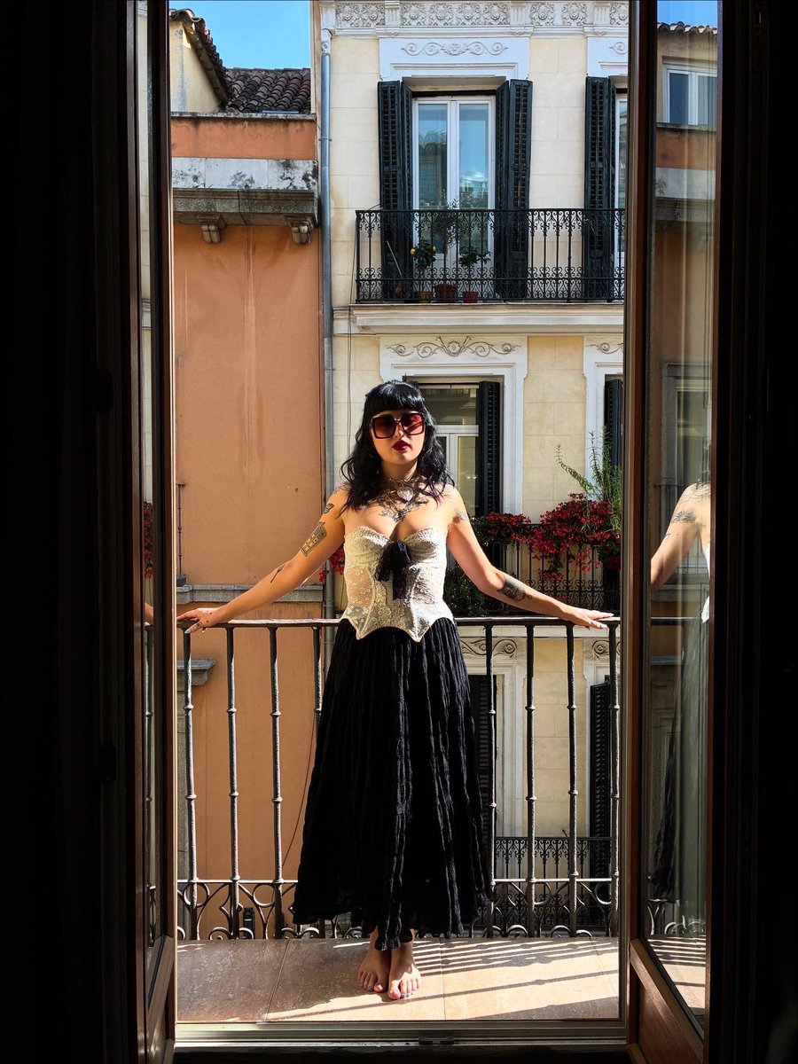 Jessethornex's tweet photo. When in Madrid 💋  #girls #wlw #travel #outfit #fashion #onlyfans #camgirlِ https://t.co/NDOKHmRnv5