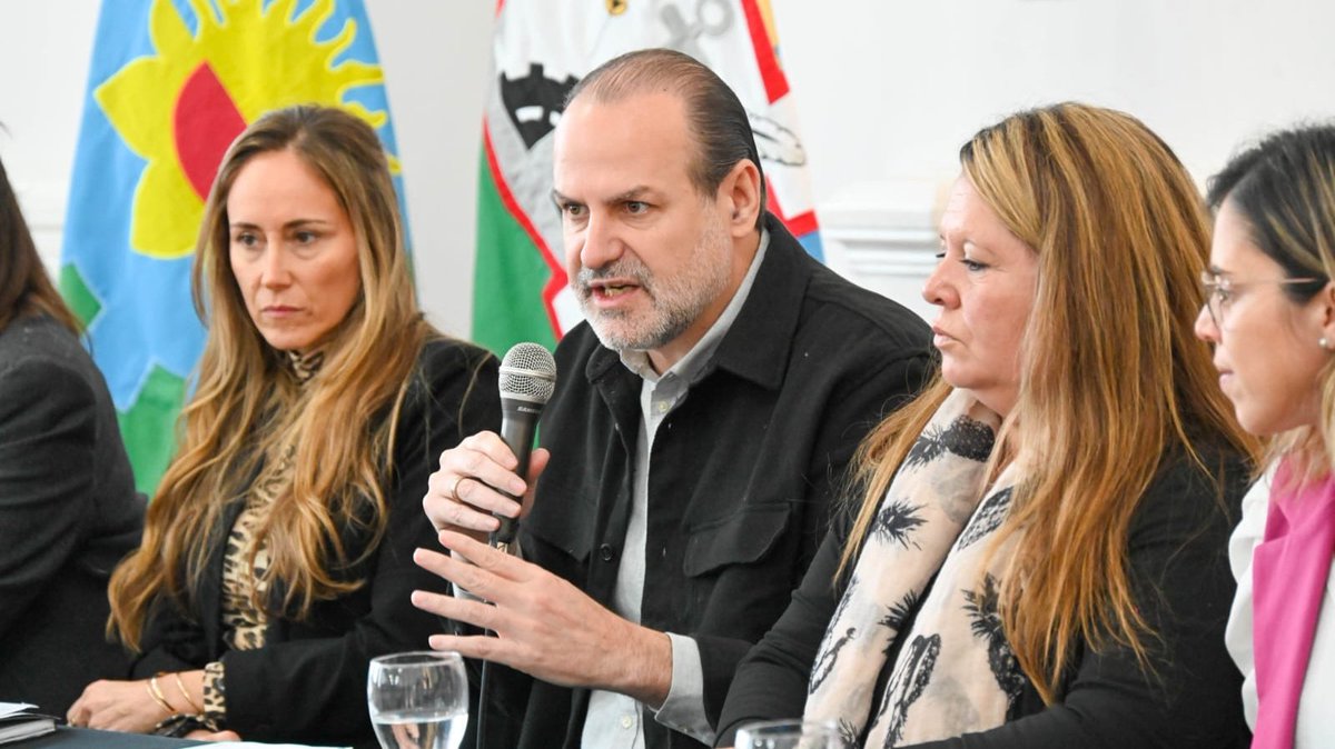 Por una ciudad que proteja a los más chicos.

Presentamos los resultados de un año de trabajo con PAR y Escuelas en PAZ, dos programas pioneros en Bahía que abordan las violencias en el ámbito escolar, junto a Fundación Ser y Hacer, Mónica Cid y la Jefatura Distrital de Educación