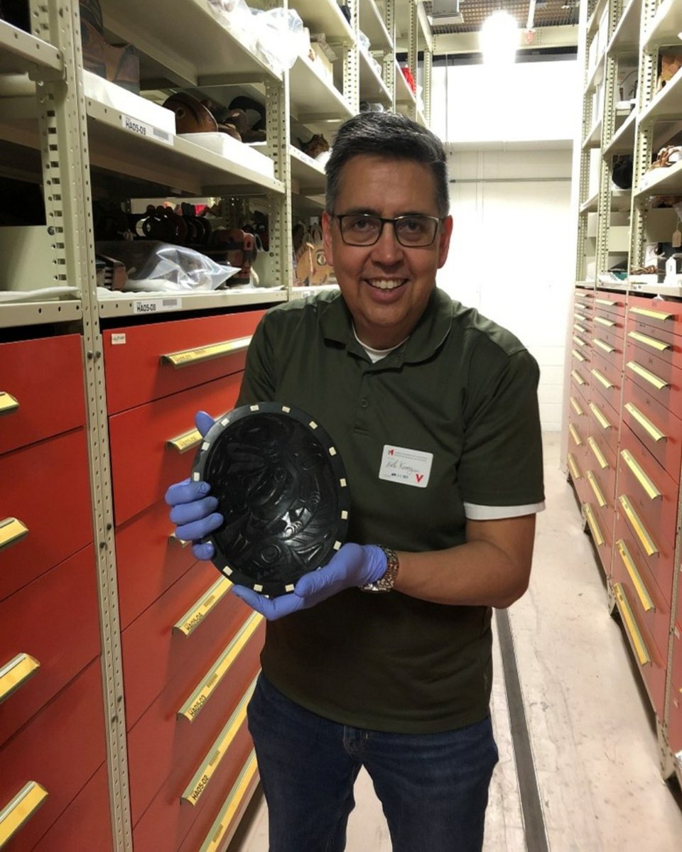 Haida artist Keith Kerrigan spent time at the Museum studying and learning from the collection. 

Learn more about his visit and see what he created afterwards. bit.ly/4eBeJMC
📷 Keith Kerrigan posing with an argillite plate made by his great-grandfather.