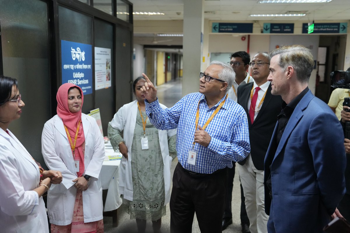 icddr_b's tweet image. 🤝H.E.Dr @BerndSpanier, Chargé d’Affaires, @EUinBangladesh, visited @icddr_b and praised our “cutting-edge, world-class research” in 🇧🇩 with global impact—highlighting genomic sequencing and vaccine research like dengue. We look forward to continue this valuable partnership!