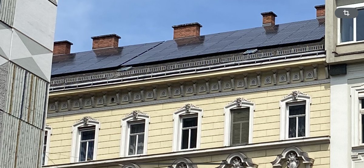 Klimaschutz schlägt Denkmalschutz.
Was nützt ein schönes historisches Dach, wenn darunter im Sommer niemand mehr wohnt…?