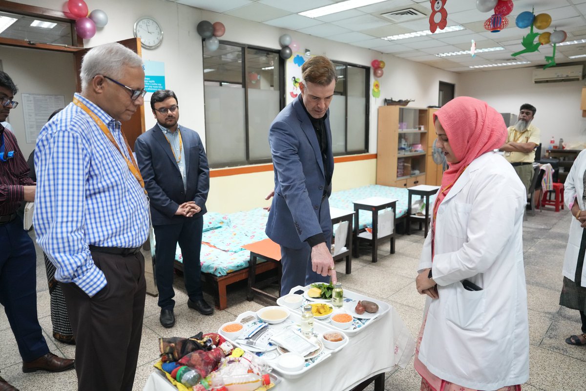 icddr_b's tweet image. 🤝H.E.Dr @BerndSpanier, Chargé d’Affaires, @EUinBangladesh, visited @icddr_b and praised our “cutting-edge, world-class research” in 🇧🇩 with global impact—highlighting genomic sequencing and vaccine research like dengue. We look forward to continue this valuable partnership!