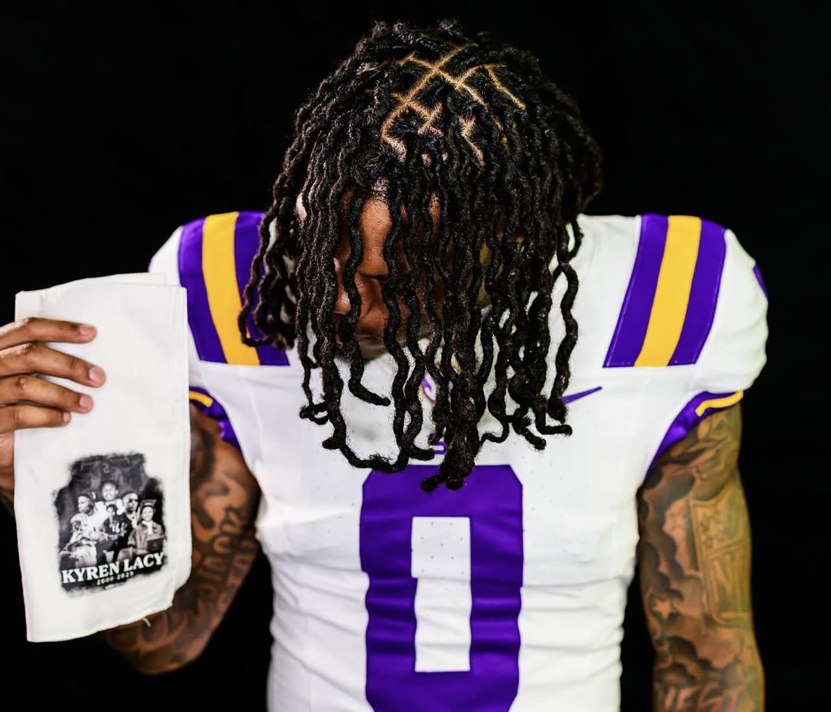 The #LSU program continues honoring teammate Kyren Lacy ahead of the 2025 season. 

Aaron Anderson showcased a portrait of Lacy while Zavion Thomas displayed another piece at LSU Media Day.

Today, Garrett Nussmeier is honoring Lacy with his suit at SEC Media Days in Atlanta.