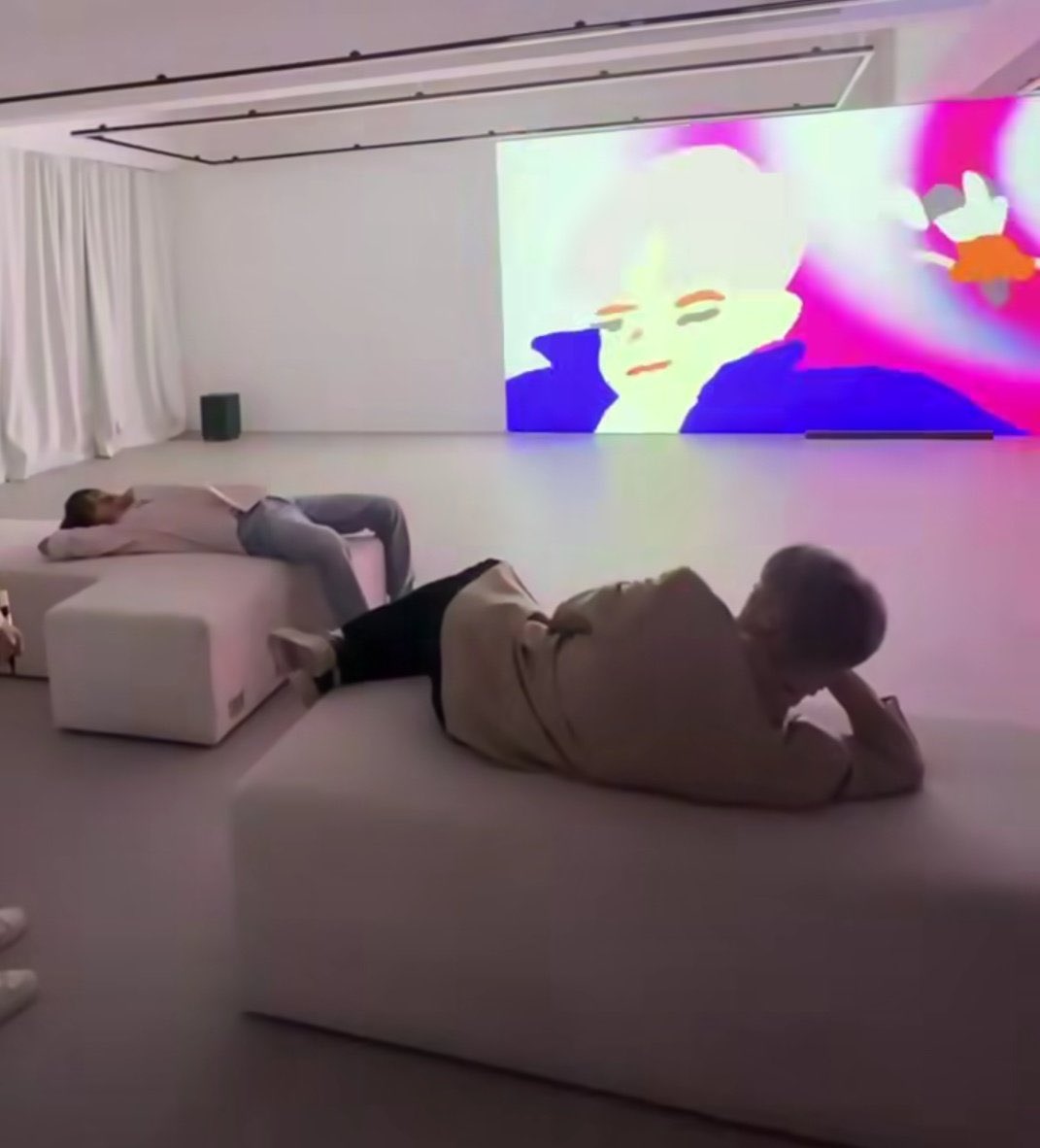 아니 ㅋㅋㅋㅋ 뭔 안방 마냥 드러누워있는가 왤케 웃김
젠동 웃긴점 이렇게 경계 다 누그러뜨리고 지들끼리 붙어먹음