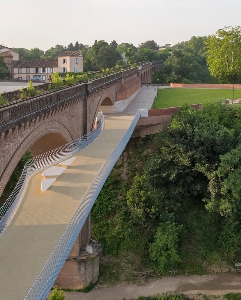 En Albi, una ciudad patrimonial de la UNESCO en el sur de Francia, un viaducto ferroviario en desuso ha encontrado nueva vida. Ney &amp; Partners y MSA Brussels han unido una delicada pasarela de acero a la mampostería existente, uniendo lo antiguo y lo nuevo