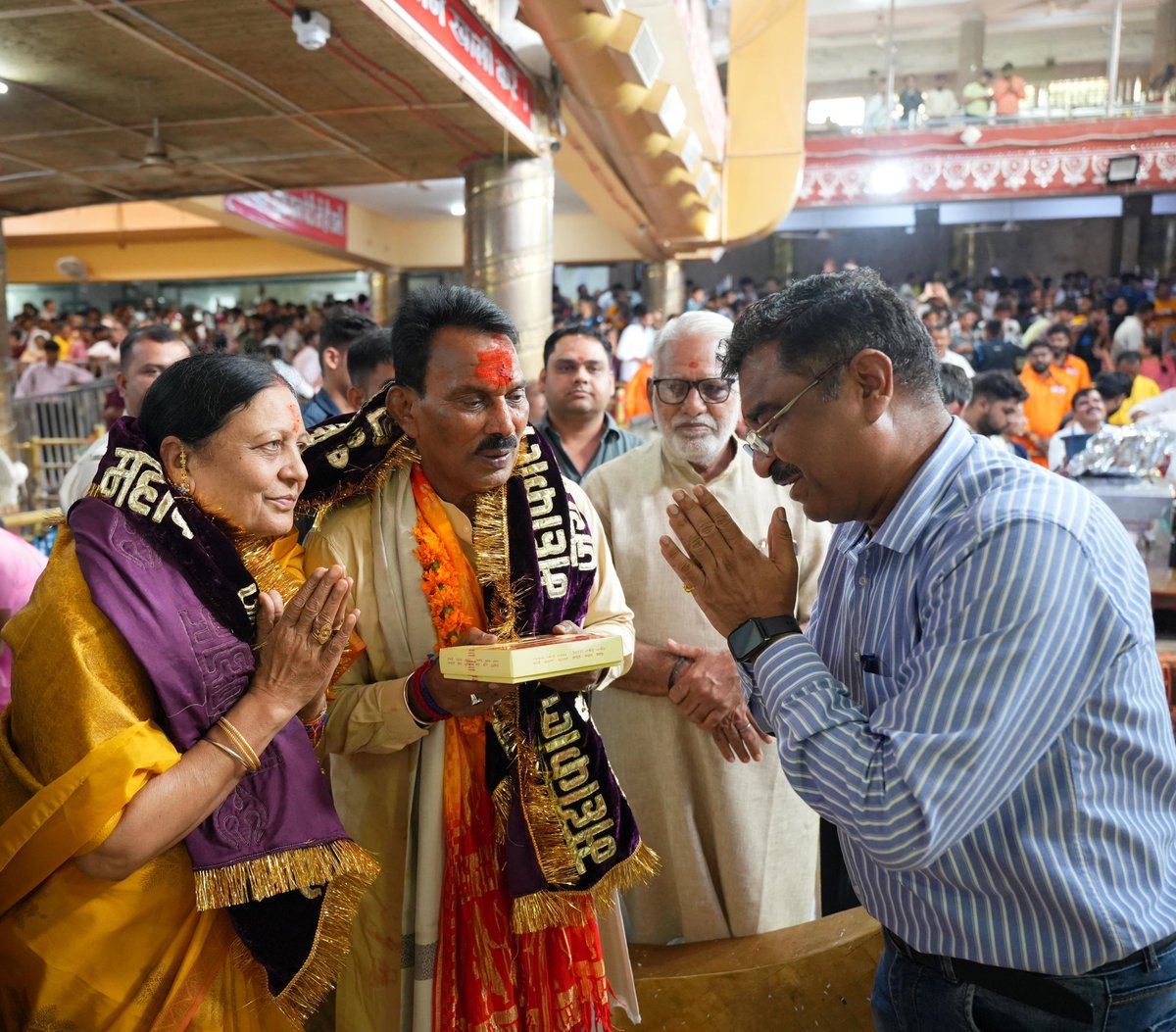 देवाधिदेव महादेव के परम प्रिय श्रावण मास के प्रथम सोमवार के शुभ अवसर पर आज अवंतिका नगरी उज्जैन में आयोजित बाबा महाकाल की भव्य एवं दिव्य सवारी से पूर्व महाकाल मंदिर में सपरिवार प्रभु के दर्शन एवं पूजन का सौभाग्य प्राप्त हुआ।

भगवान नीलकंठ से प्रार्थना है कि समस्त प्रदेशवासियों की