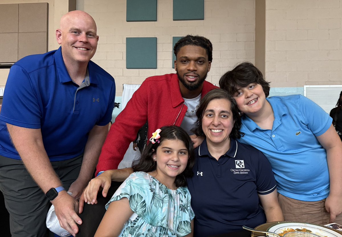 Sports Medicine Specialist Dr. Zaneb Yaseen and her family had a great evening at the BGC’s MVP Salute to Youth dinner, featuring Buffalo Bills safety Damar Hamlin as the keynote speaker.
👉 orthoga.org/physicians/zan…
 #boysandgirlsclub #DamarHamlin #orthopedics