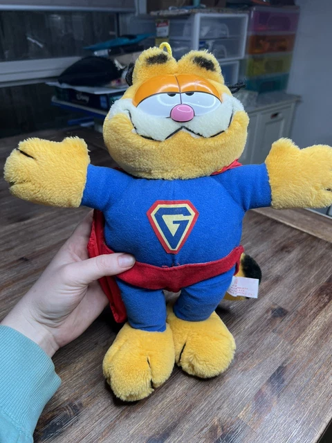 Q_Review's tweet image. Fun fact: in the Chris Pratt Garfield Movie universe, Jon Arbuckle is played by Nicholas Hoult